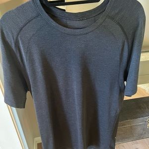 Lululemon men metal vent short sleeve workout. Size medium. Navy blue